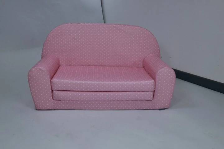 detail růžového materiálu s puntíky