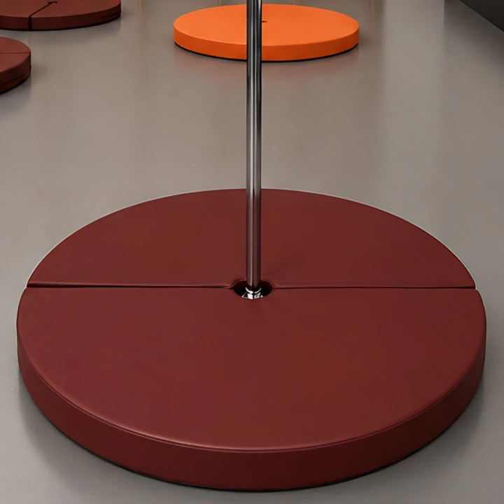trénink na oranžové matraci na pole dance