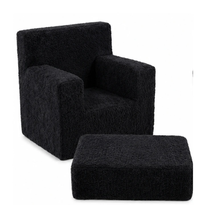 Detail materiálu boucle beránek na černém křesílku