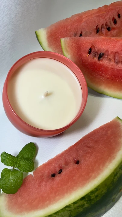 luxusní vonná svíčka watermelon se stříbrným šperkem