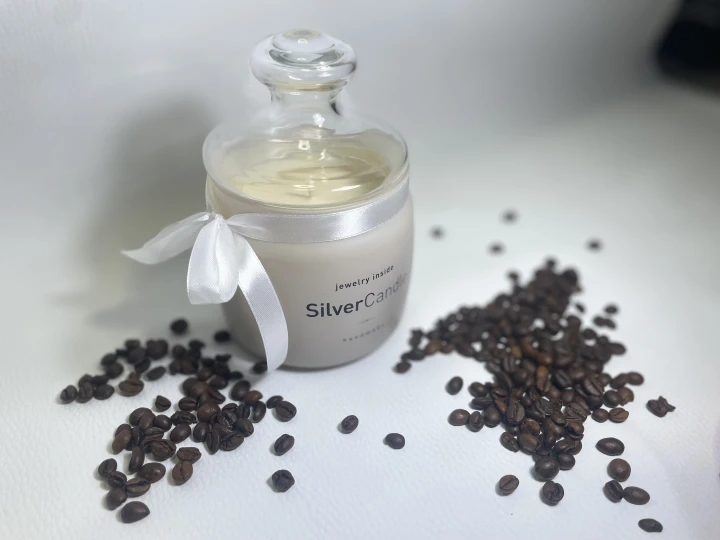 dárková svíčka coffee latte s překvapením uvnitř