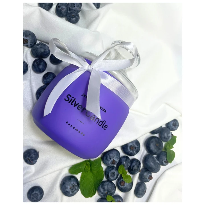 Stříbrný šperk ukrytý ve vonné svíčce Blueberry Smoothie